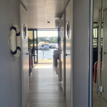 Hausboot La Mare Sonja 船上ホテル *