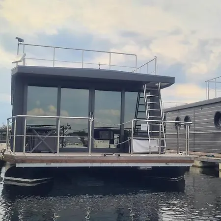 Hausboot La Mare Sonja 船上ホテル *