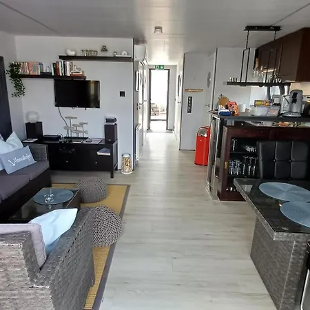 Hausboot La Mare Sonja 船上ホテル *